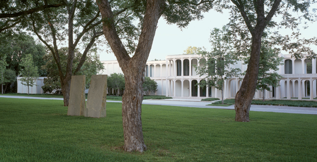 Beyond pictorial: Revising Philip Johnson's Monumental Beck House