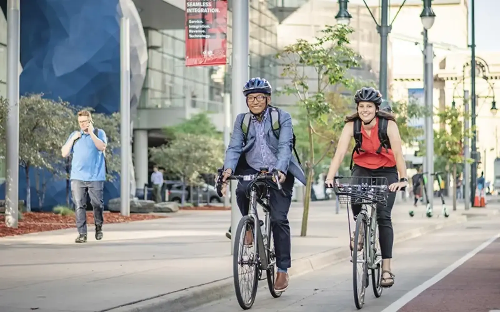 Separated, safe bike lane in Denver, Colorado / Trung Vo