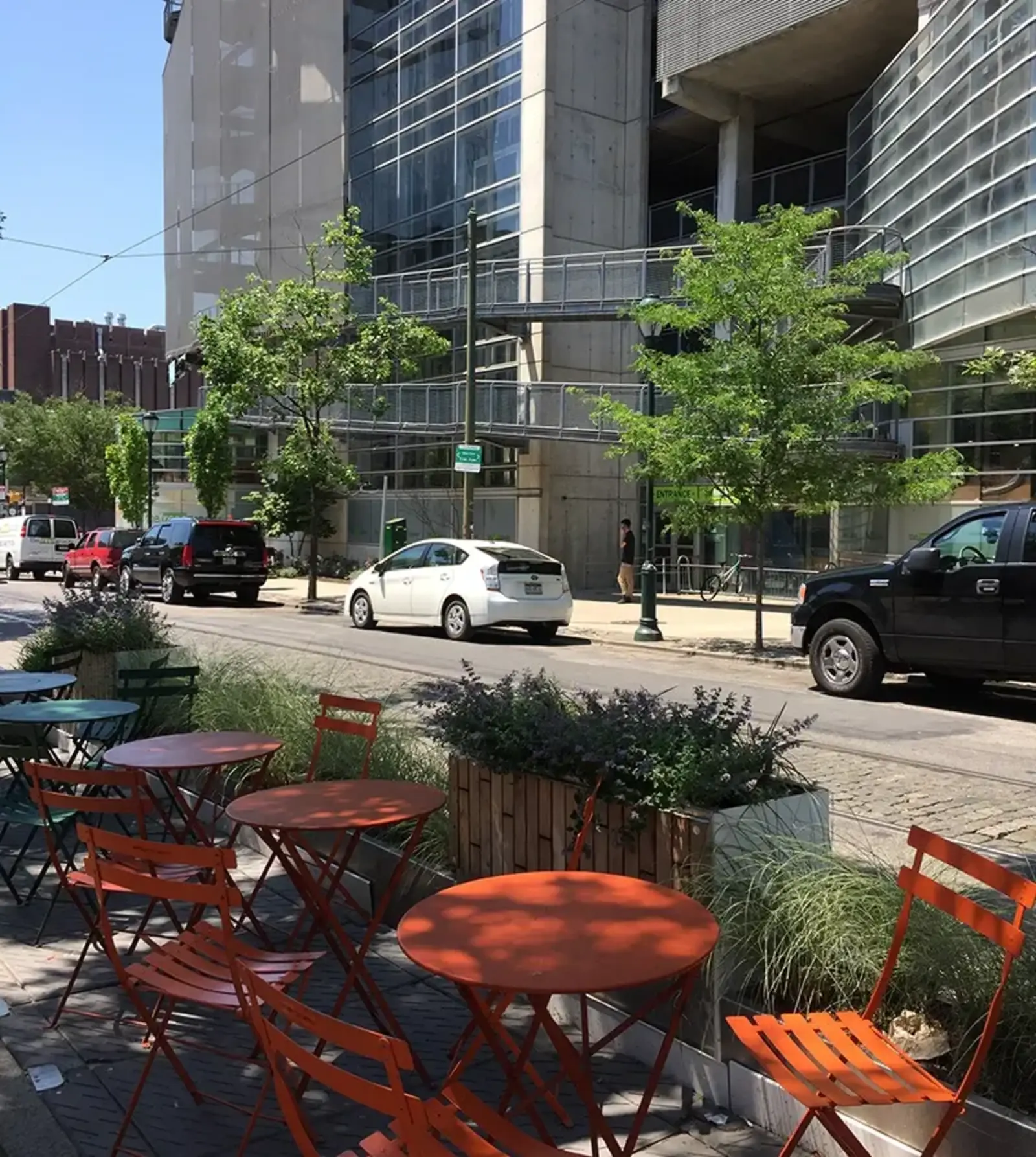Typical narrow downtown street in Philadelphia. A parklet helps absorb stormwater / Ignacio-Bunster Ossa