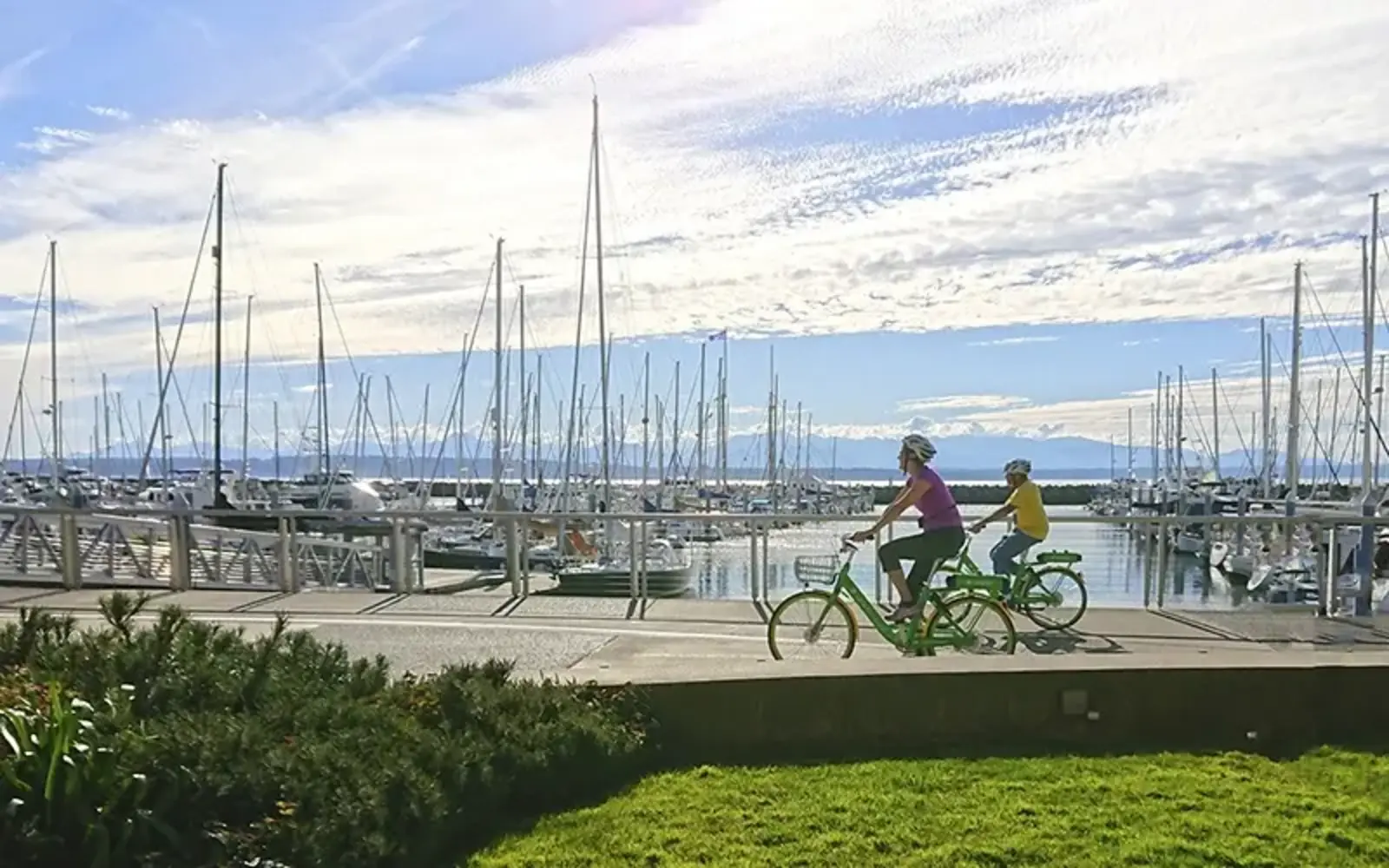 E-bike riders in Seattle, Washington / Kenneth Loen