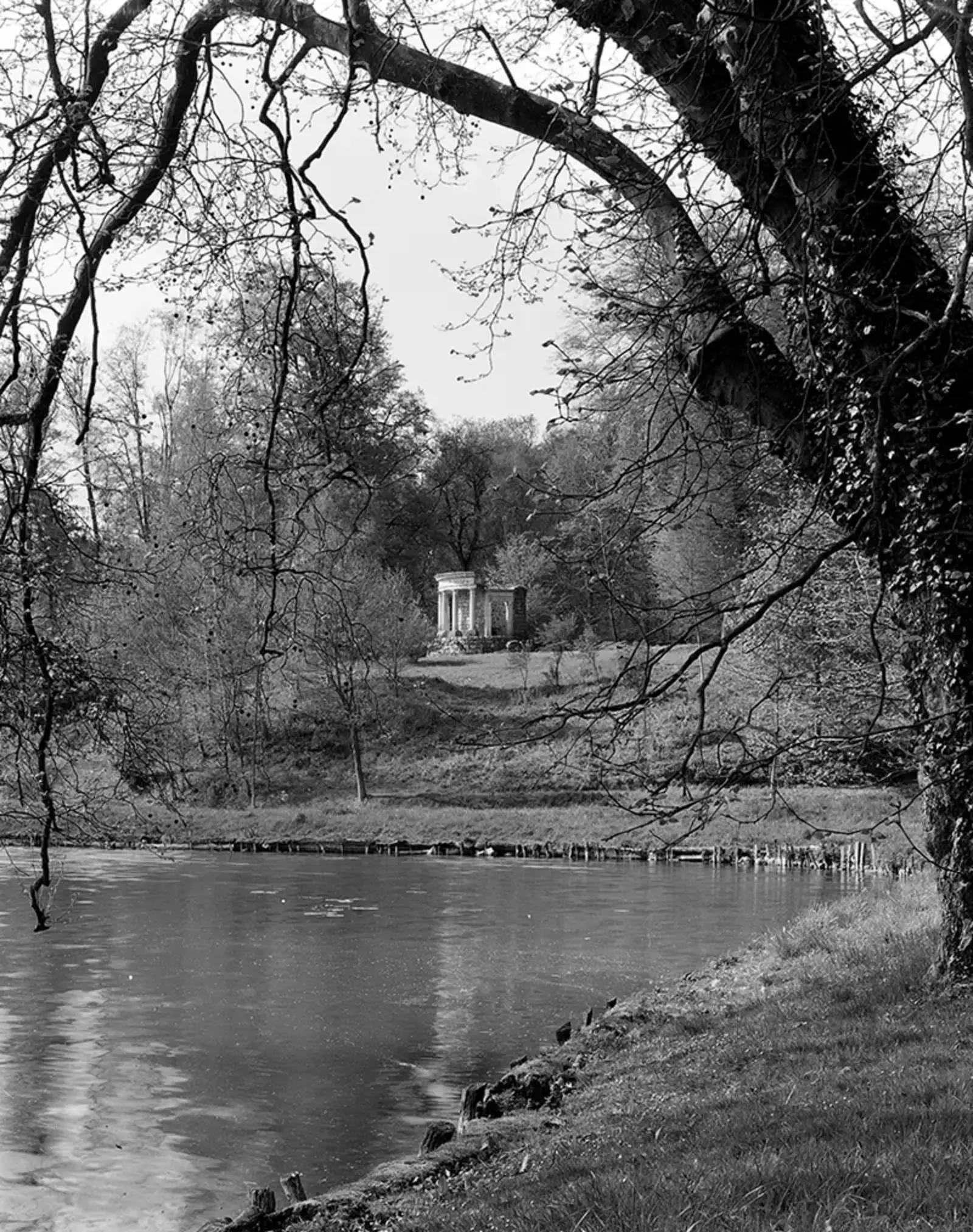 Temple on the Hill at Ermenonville, Parc Jean-Jacques Rousseau, an English-style garden in France / Marion Brenner