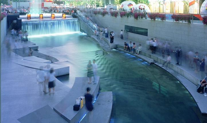 ASLA Honor Award Recipient, ChonGae Canal Source Point Park: Sunken Stone Garden by Mikyoung Kim Design (Photo: Mikyoung Kim Design)